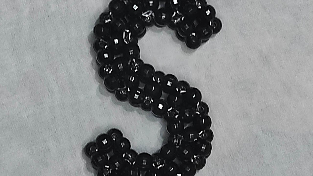 سلسلة الحروف بالخرز على شكل ميدالية (حرف S)
