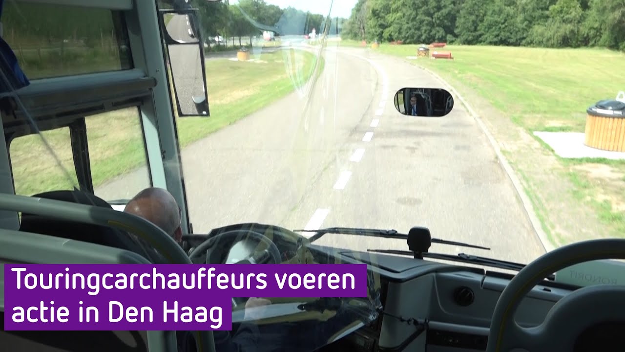 Touringcarchauffeurs voeren actie in Den Haag