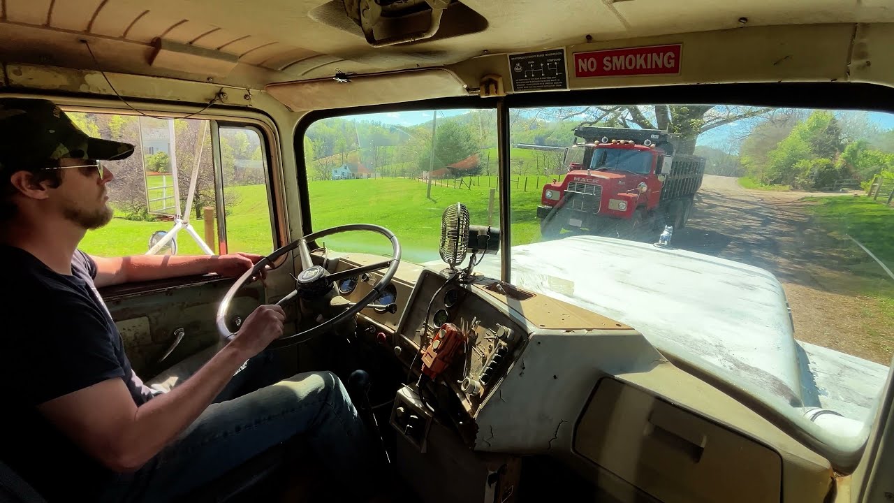 Mack R700 V8 Loading and Hauling River Jacks