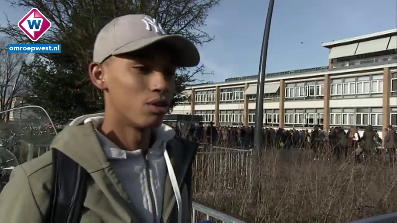 Terugkijken: Leerlingen Segbroek College demonstreren op het schoolplein