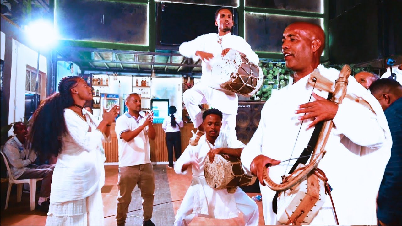 ኣቦ ባህሊ ህቡብ ድምፃዊ ደሳለይ ረጠበ ምስ ዝገርሙ ሳዕሰዕቲ ዝገርም ብቅዓት መድረኽ Best stage performance Singer Desaley Retebe 