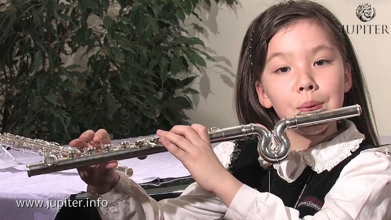 Kind speelt op de JUPITER D-Loop dwarsfluit