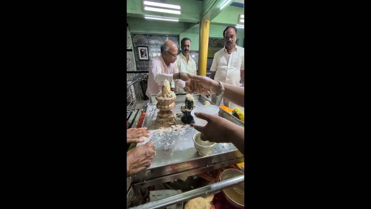 మహాశివరాత్రి రోజున లింగోద్భవ సమయంలో  మహాదేవుని కి విశేషంగా అభిషేకాలు మరియు రుద్రహోమం 