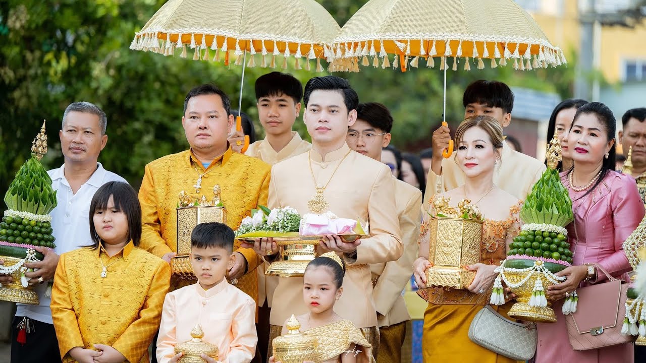 ហែជំនូននិងទទួលផ្កាស្លា