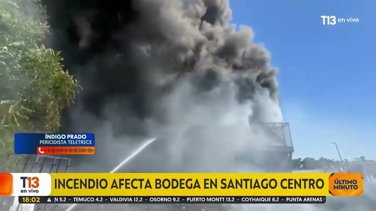 Incendio afecta bodega en Santiago Centro