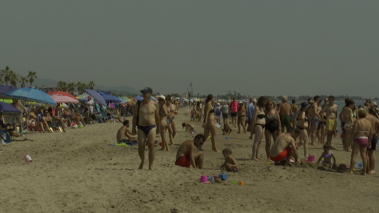 La playa de Canet se llena de gente por las altas temperaturas