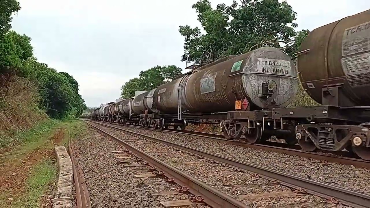 Tanqueiro carregado com 38 vagões tanques e 1 vagão corta fogo com 2 locomotivas 
