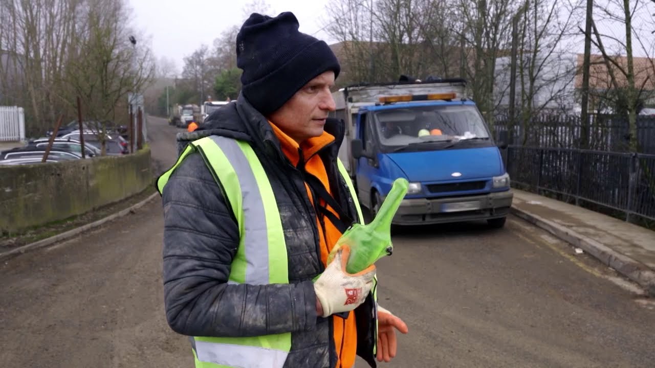 Co robią kierowcy gdy chcą oszukać i wyrzucić azbest! [Brudna robota - czysty zysk]