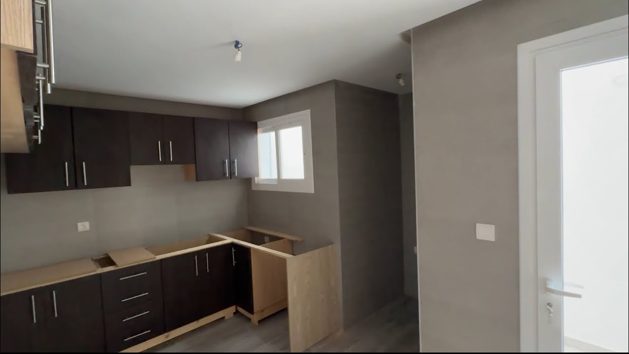 شقة في وسط المدينة مرتيل قرب البحر أحسن موقع 0776548815