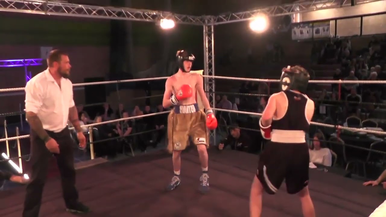 Бой 2 в Valhalla Combat: Алекс Гилкрист против Хантера Маллинсона