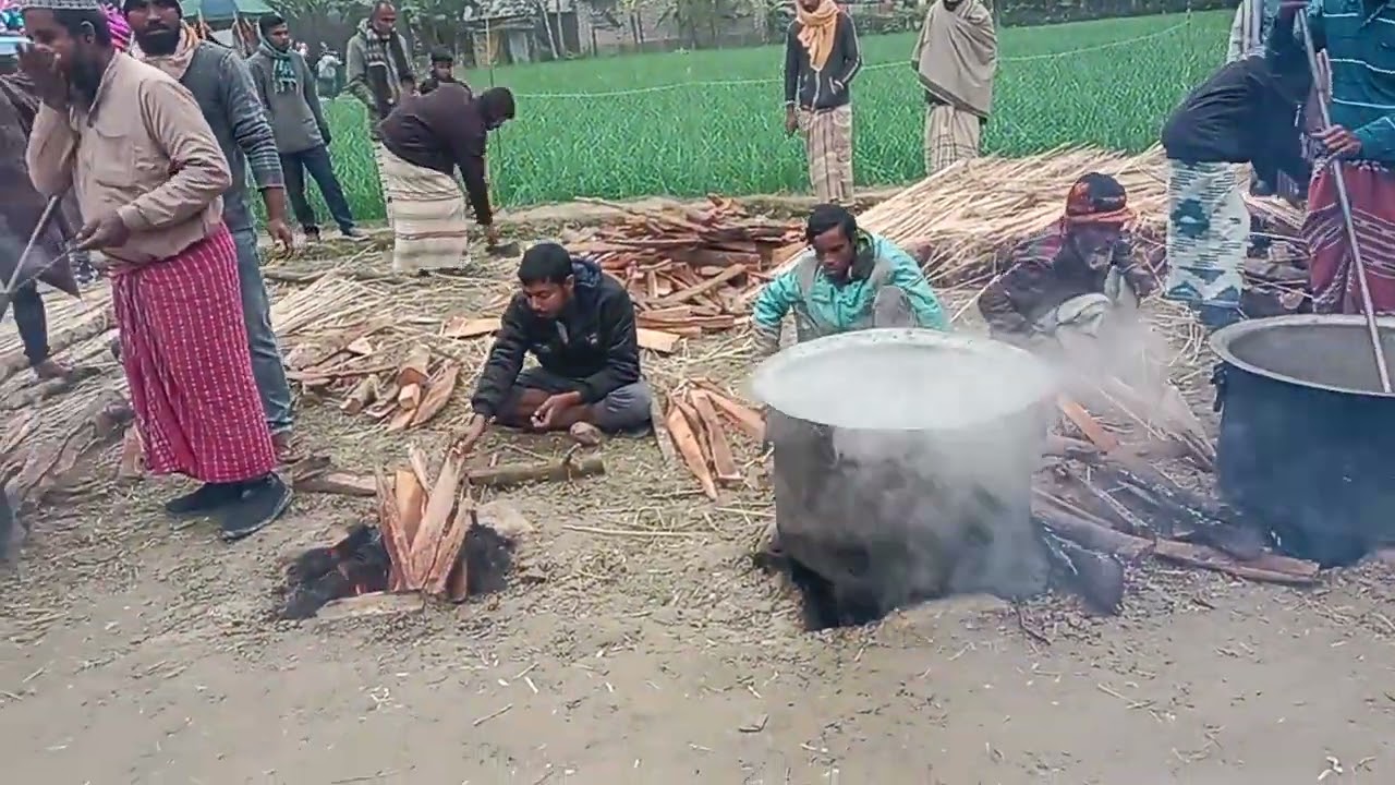 আমাদের পারকুল কেন্দ্রীয় কবরস্থানের উন্নতি কল্পে তাবারক রান্নার কাজ চলছে 