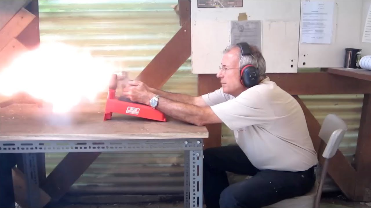 Le tir des cartouches combustibles de calibre .44