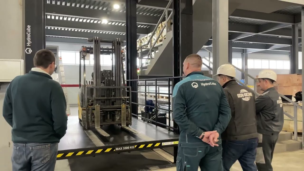 Установка четырёхстоечного гидравлического подъёмника