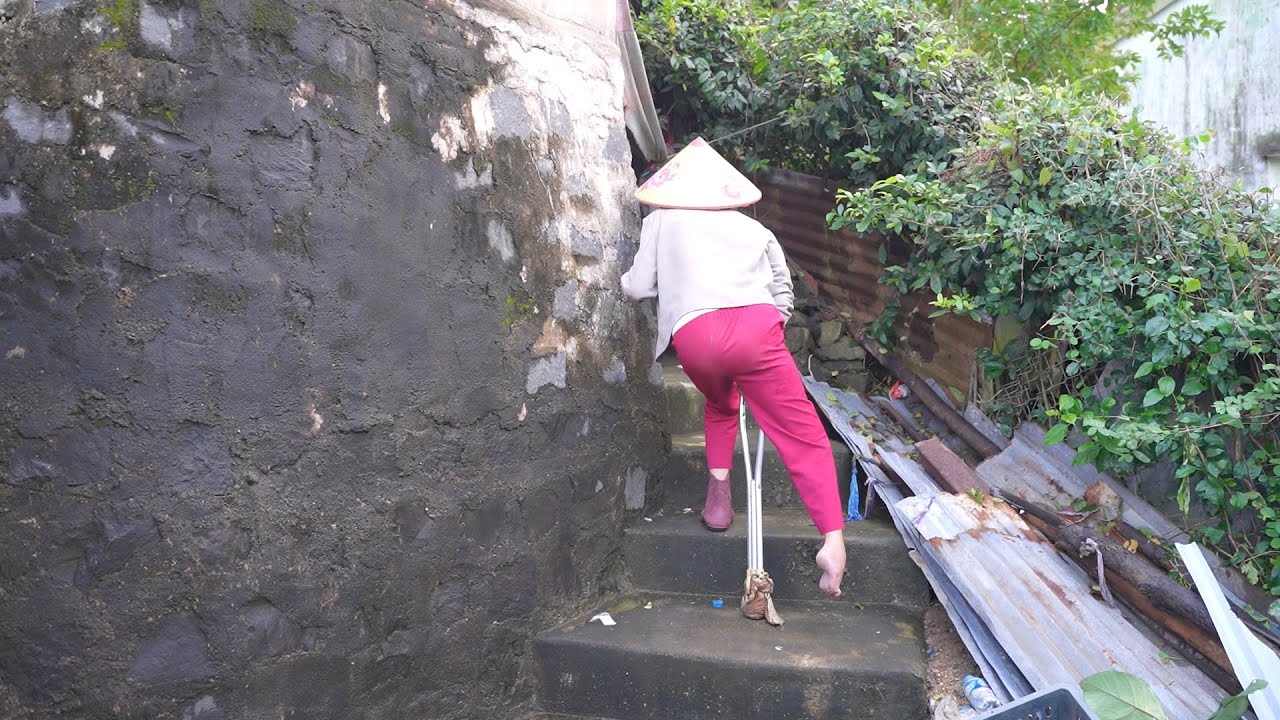 Cô Khuyết Tật Xây Phòng Ngủ Tận Trên Núi Nhưng Vẫn Phải Bò Lết Chạy Lũ