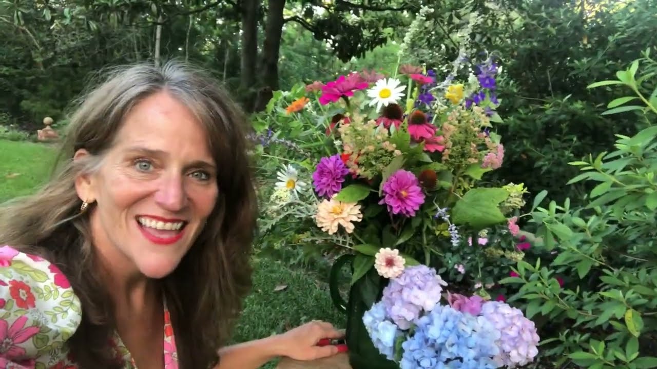 Cutting 30 stems from my garden to make a beautiful summer bouquet!💐