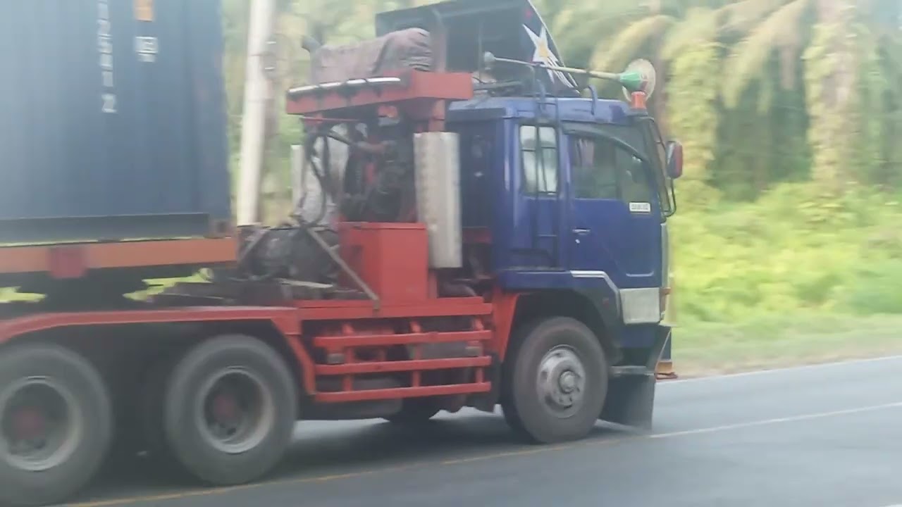 Detik-detik truk Fuso nggak kelihatan nggak naik tanjakan bukit gundaling