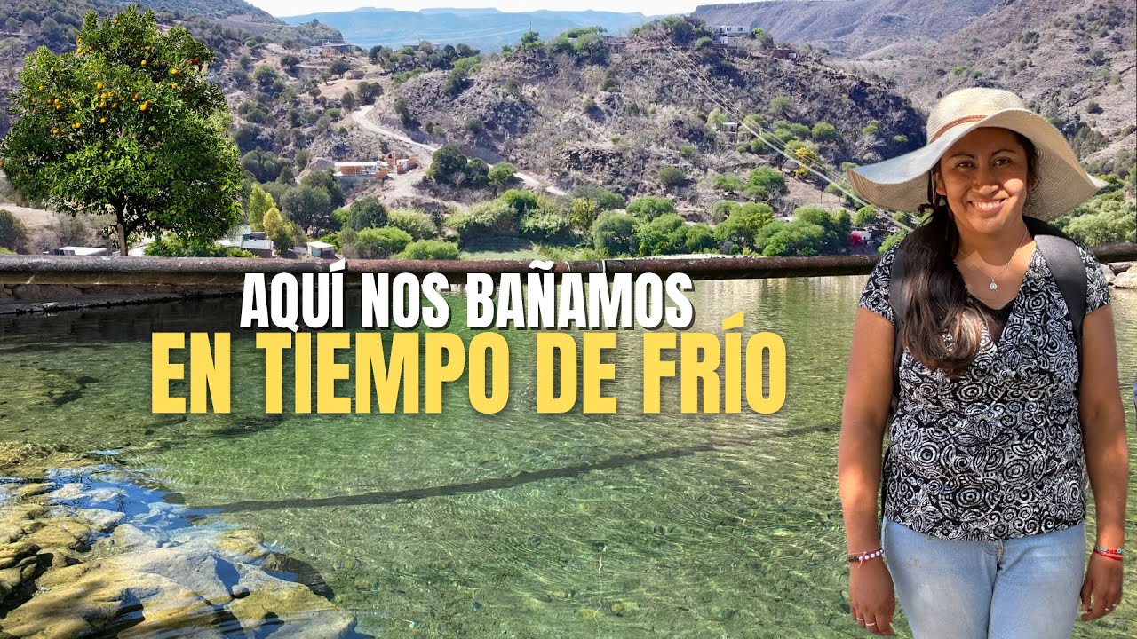EL AGUA CALIENTE DE UN MANANTIAL AZUL TURQUESA