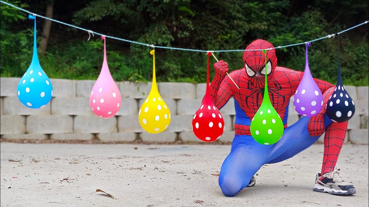 Spider Man Popping Water Balloons Challenge!