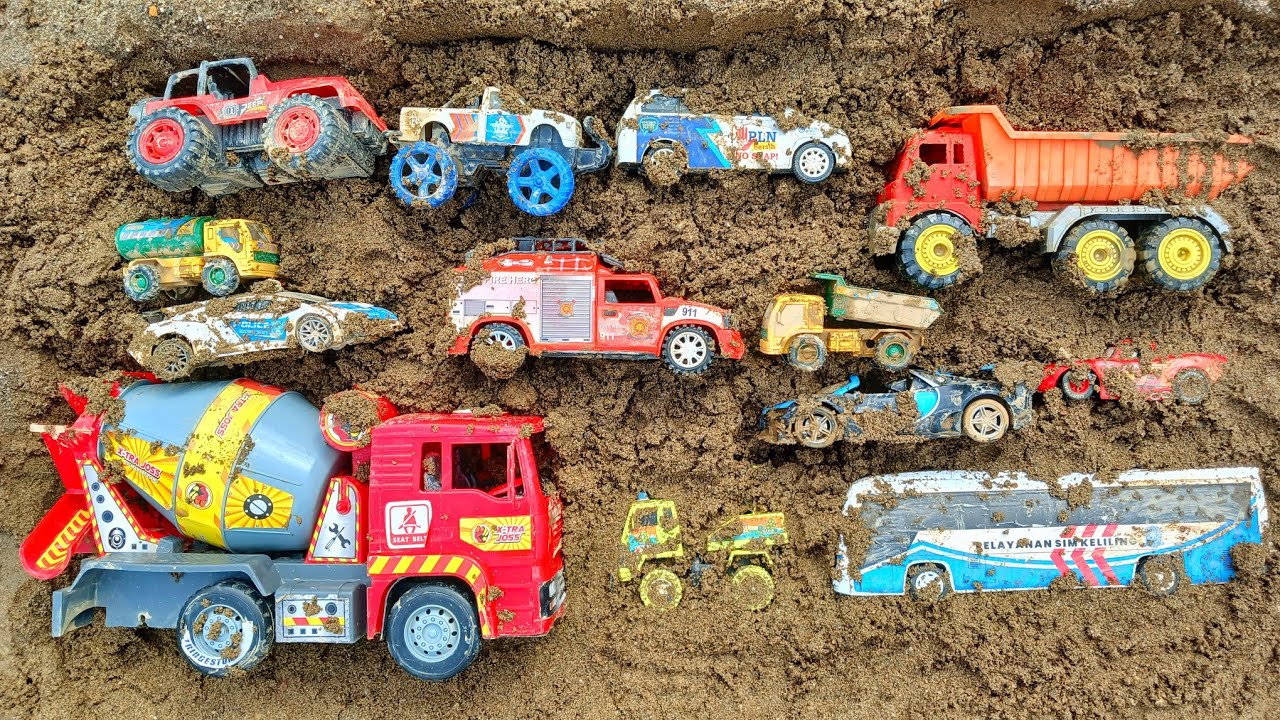 Temukan Mobil Mainan Terkubur & Membersihkan Truk Molen Besar, Bus Polisi, Truk Pasir, Mobil PLN. 