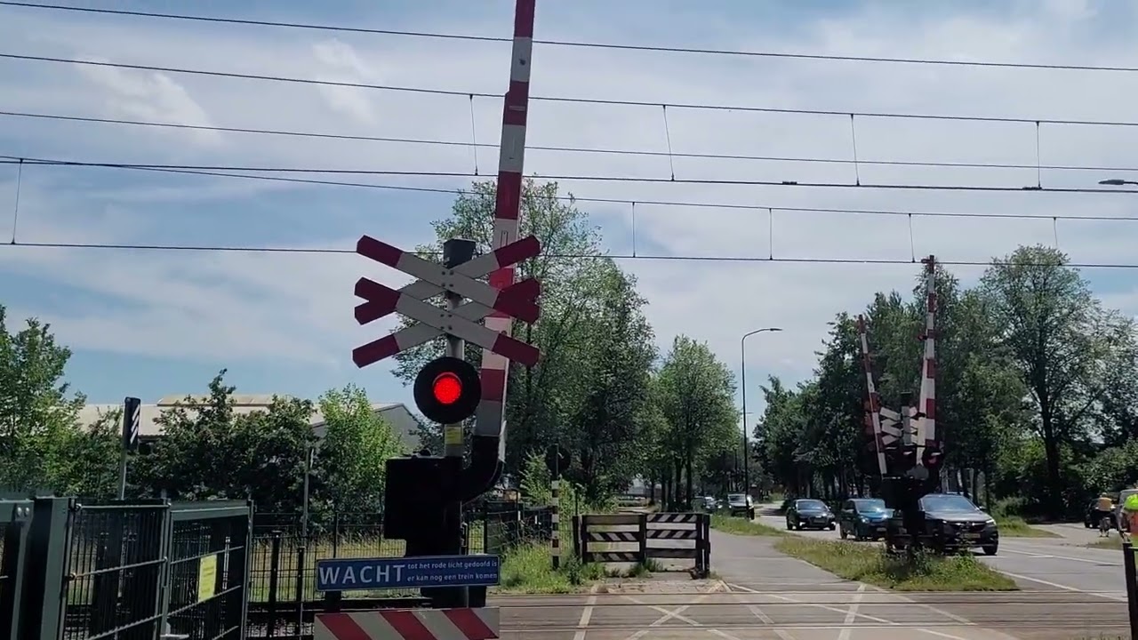 Kapotte spoorboom reparatie door volkerrail. Laan van spitsbergen in apeldoorn.