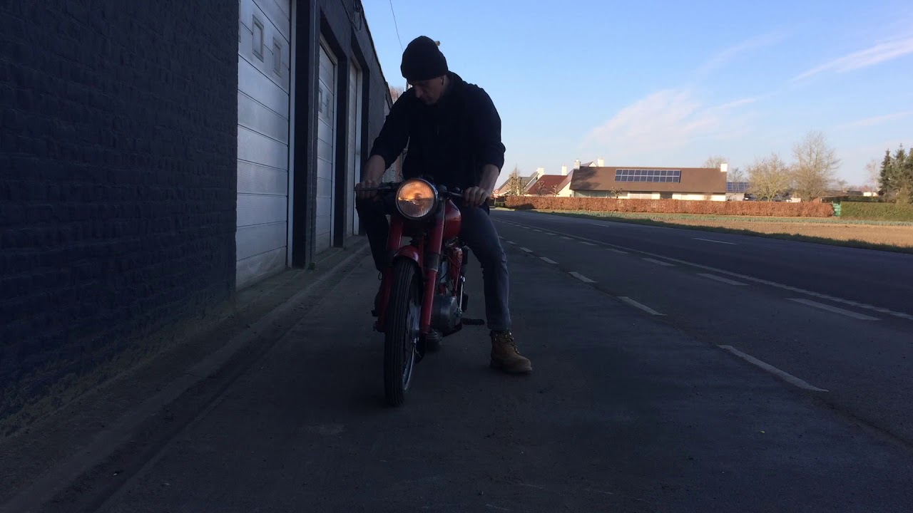 running a ducati 175 TS at www.mcmoto.be