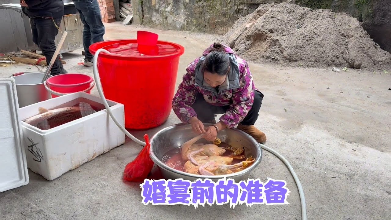 侄女结婚阿恋任务艰巨，忙前忙后采购材料，亲戚都来帮忙真是热闹