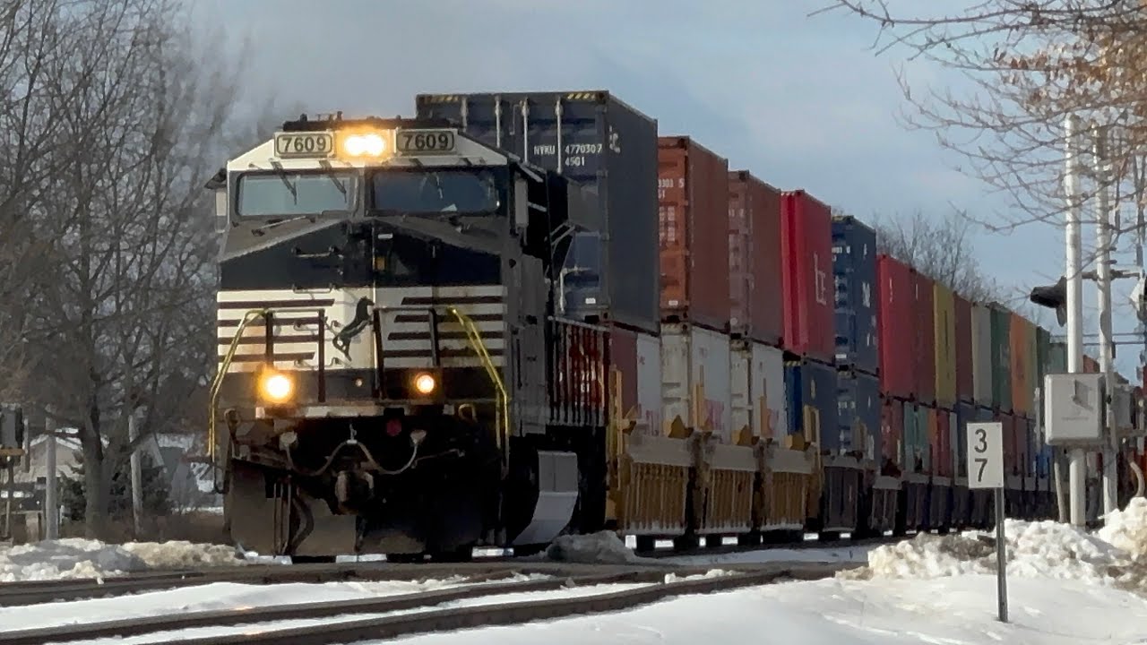 NS 7609 ES44DC leads NS 268 through Manville NJ 2/12/2026