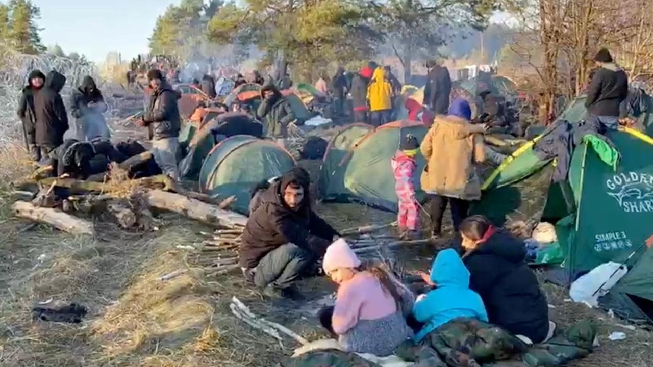 Polonia, al confine bielorusso l'attesa di migliaia di migranti: 