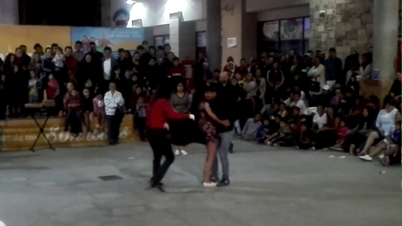 el mimo moys en la plaza a paseo