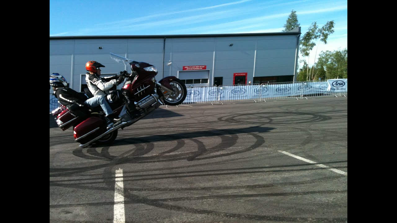 Janne Uskali show how to wheelie 420kg Honda Gold Wing