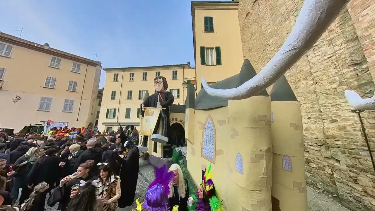 Bobbio sfilata carri di Carnevale e Pentolaccia 2024