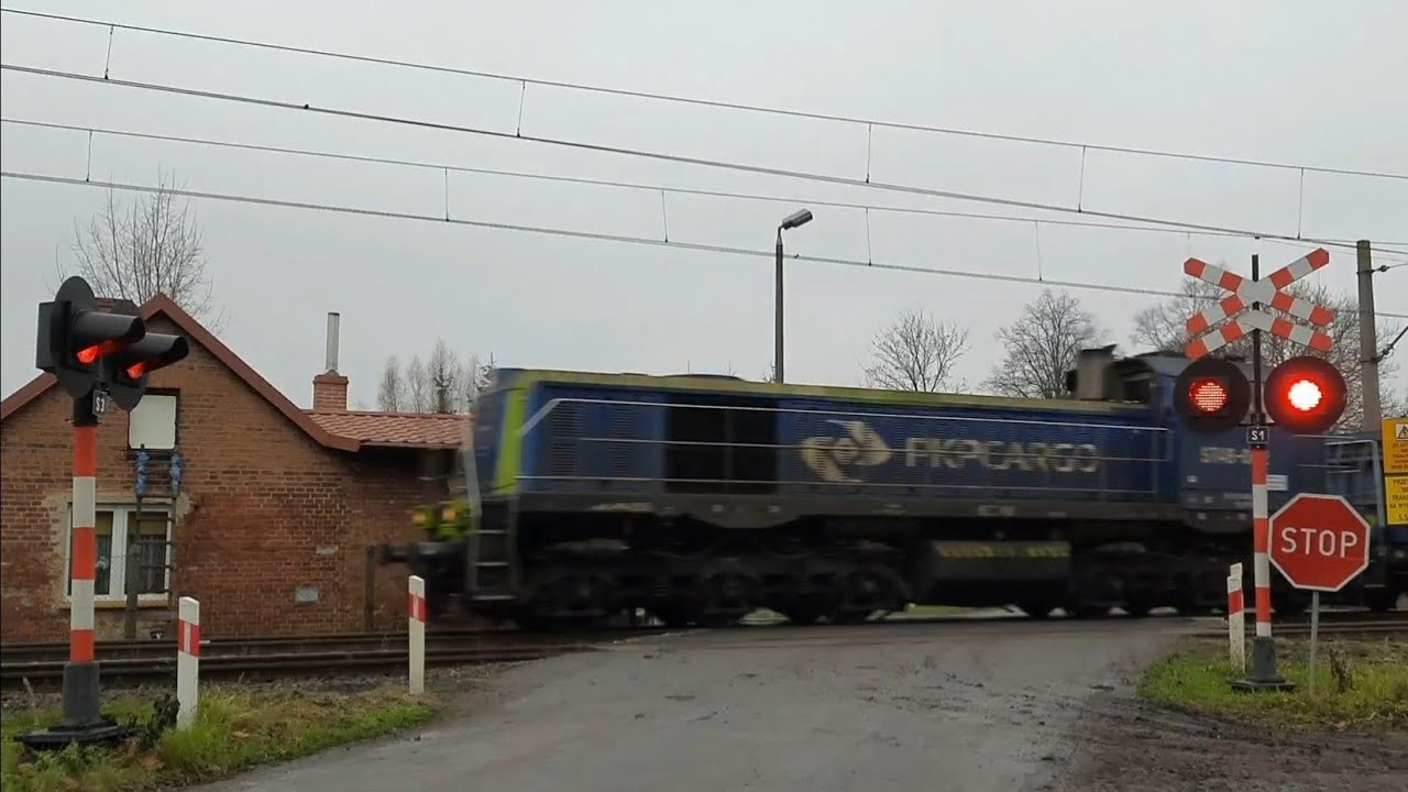 Przejazd kolejowy Karczowiska G&oacute;rne (railroad crossing) + Po naprawie KLD-4103