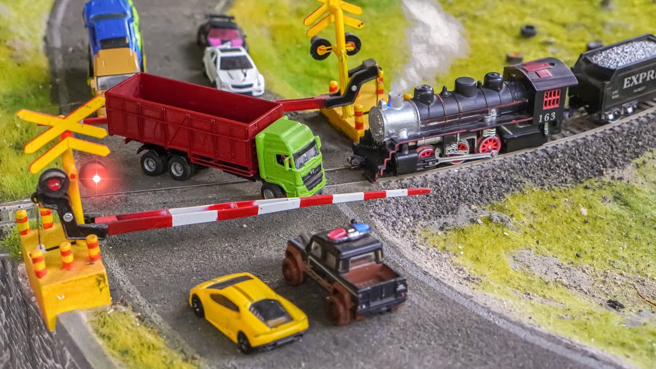 Steam Lokomotive, Dump Truck Hino 500 Crashes 😱 Railroad Crossing