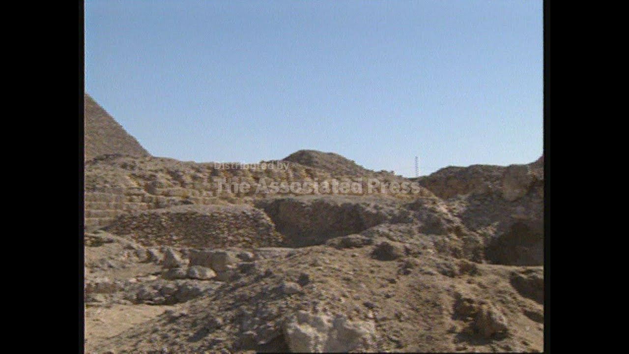EGYPT: CAIRO:  PYRAMID BUILDERS' GRAVES SHED LIGHT ON ANCIENT LIFE