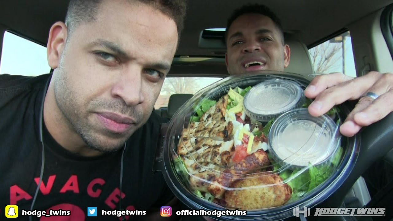 Ем салат из авокадо и кобб-о с красным робином @hodgetwins