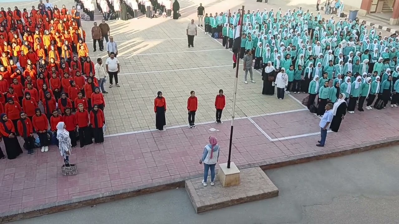 النشيد الوطني بأداء الطالبات في طابور الصباح ممتاز