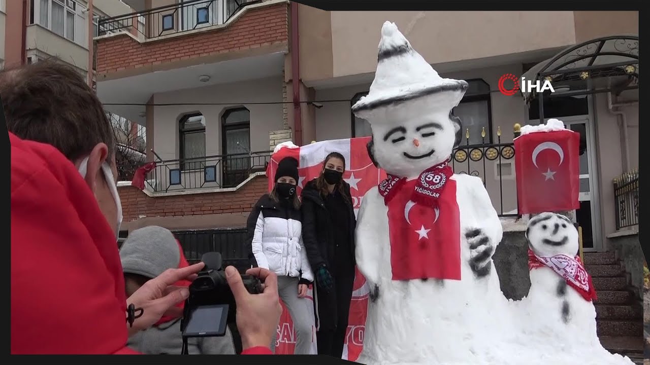 Bayraklarla Donatılan Kardan Adam İlgi Odağı Oldu