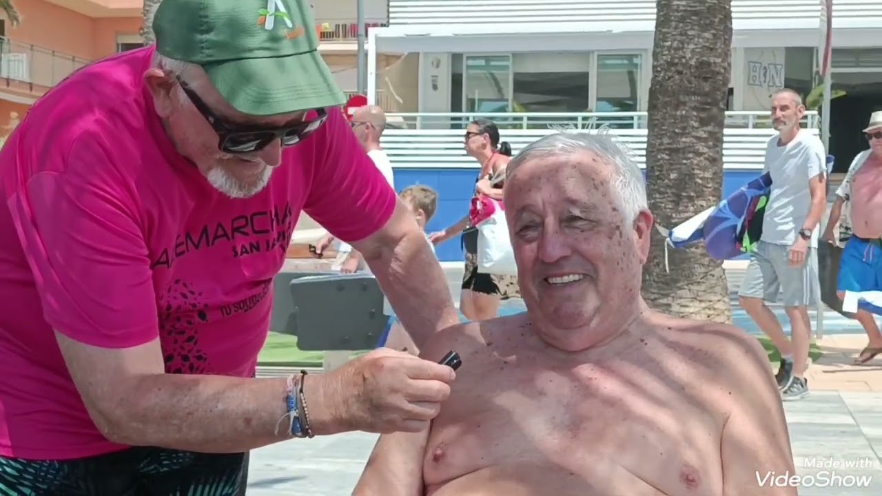 Los voluntarios de San Pedro Senior TV de prácticas por las playas de Lo Pagán.