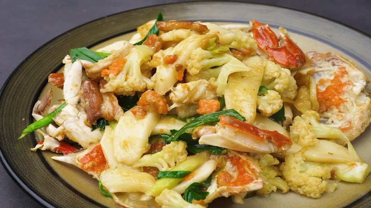 经典闽菜蟹炒白粿的家常做法，鲜香软糯，福建人过年过节必备主食，看饿了