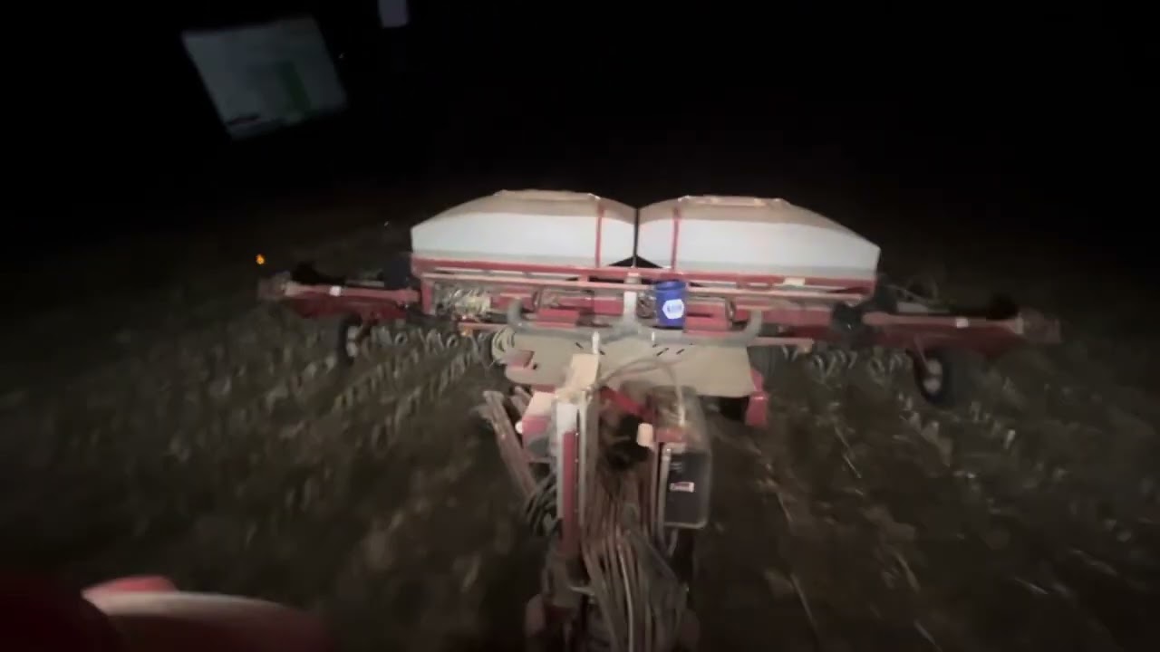 Case IH 1240 planter knocking out the acres