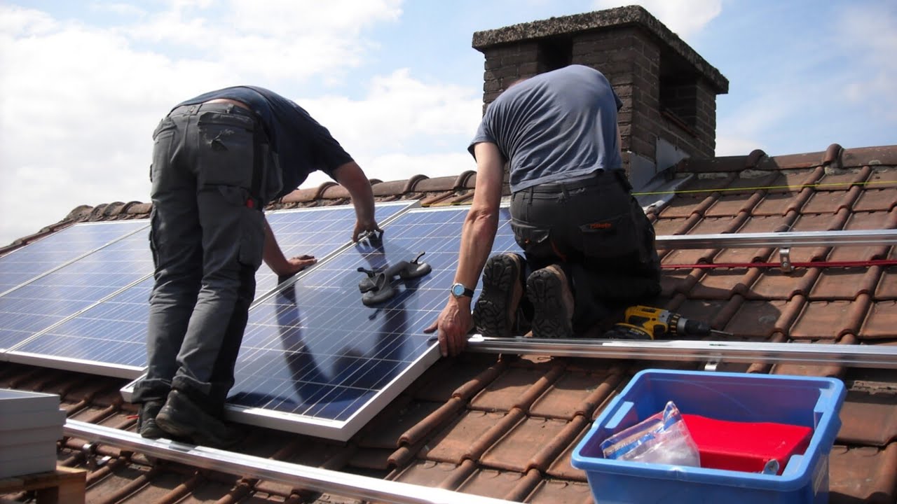 MONTAR PANELES SOLARES. TECHO DE TEJAS