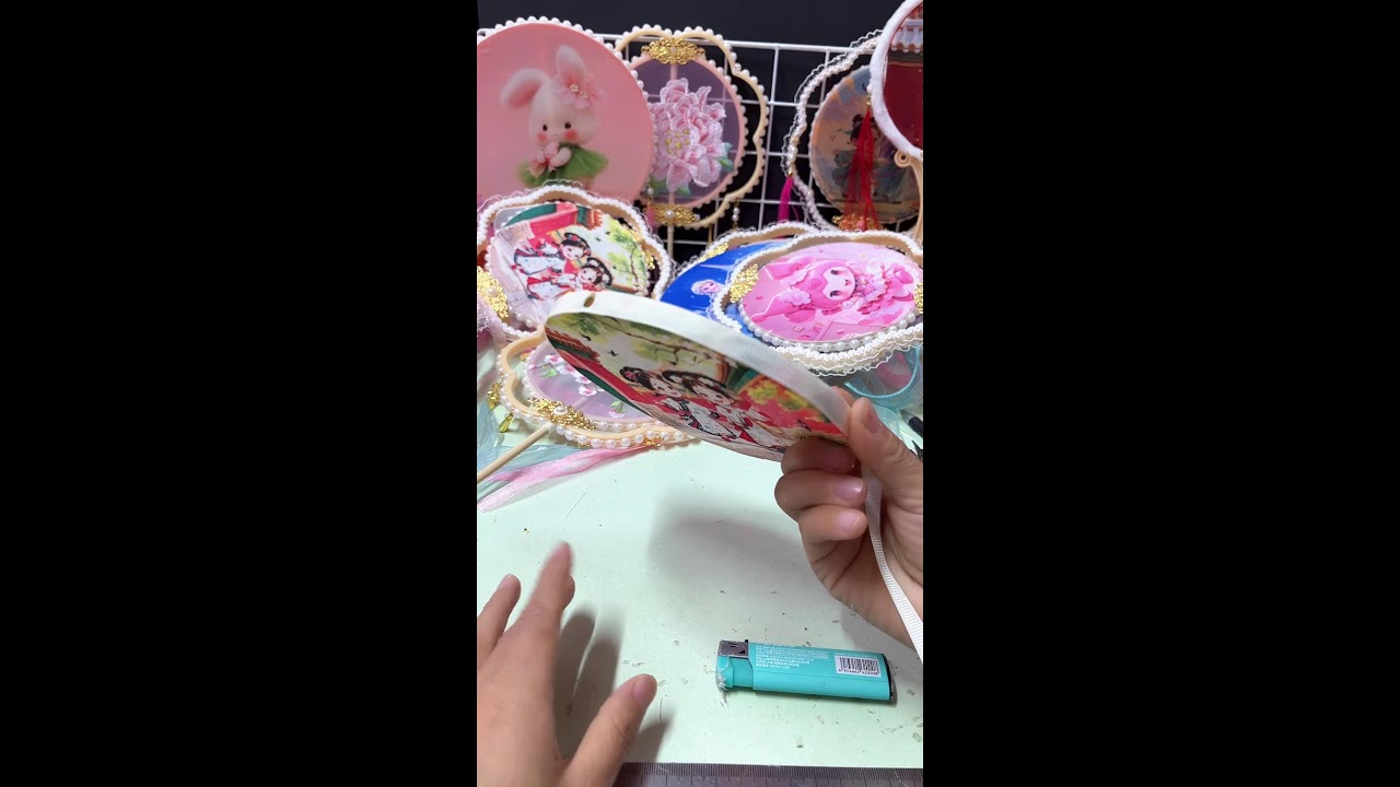胡姐爱生活直播：手工制作精美刺绣工艺扇子，卡通图案与可爱动物主题扇面，配精致蕾丝边框