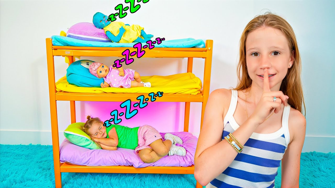 Nastya takes care of little sister and her toy babies