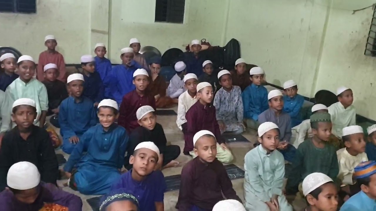 মুরাক্কাব লেখা ও পড়ানোর নিয়ম ছাত্রদেরকে হাতে-কলমে খুব সহজে শিক্ষা দেয়া হচ্ছে ।
