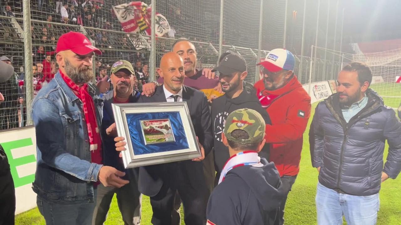 Mister Di Carlo premiato dai tifosi del Mantova al suo ritorno al Martelli
