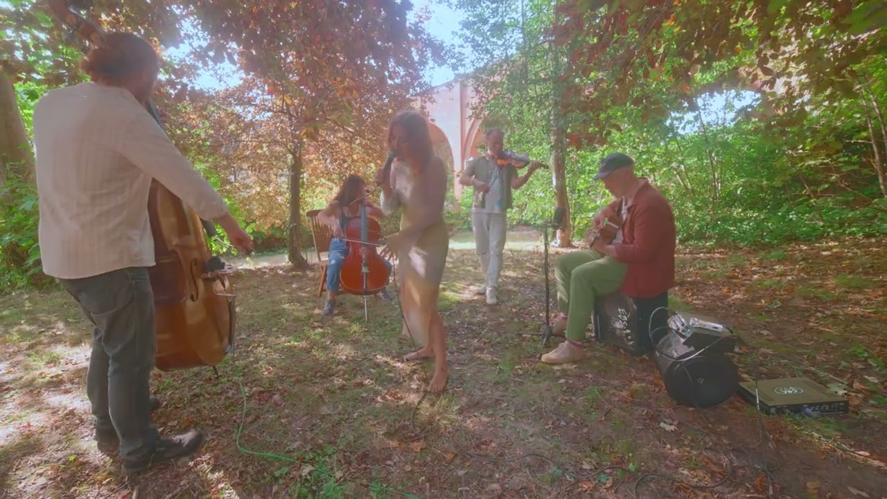 'The Frozen Hourglass' by Esther Dee - The Hammock Sessions LIVE