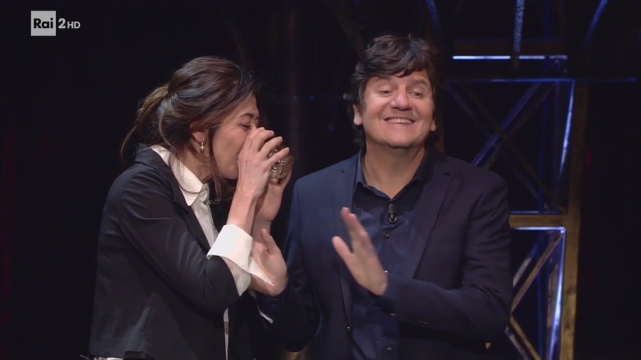 Virginia Raffaele è Saveria Foschi Volante - Facciamo che io ero 18/05/2017