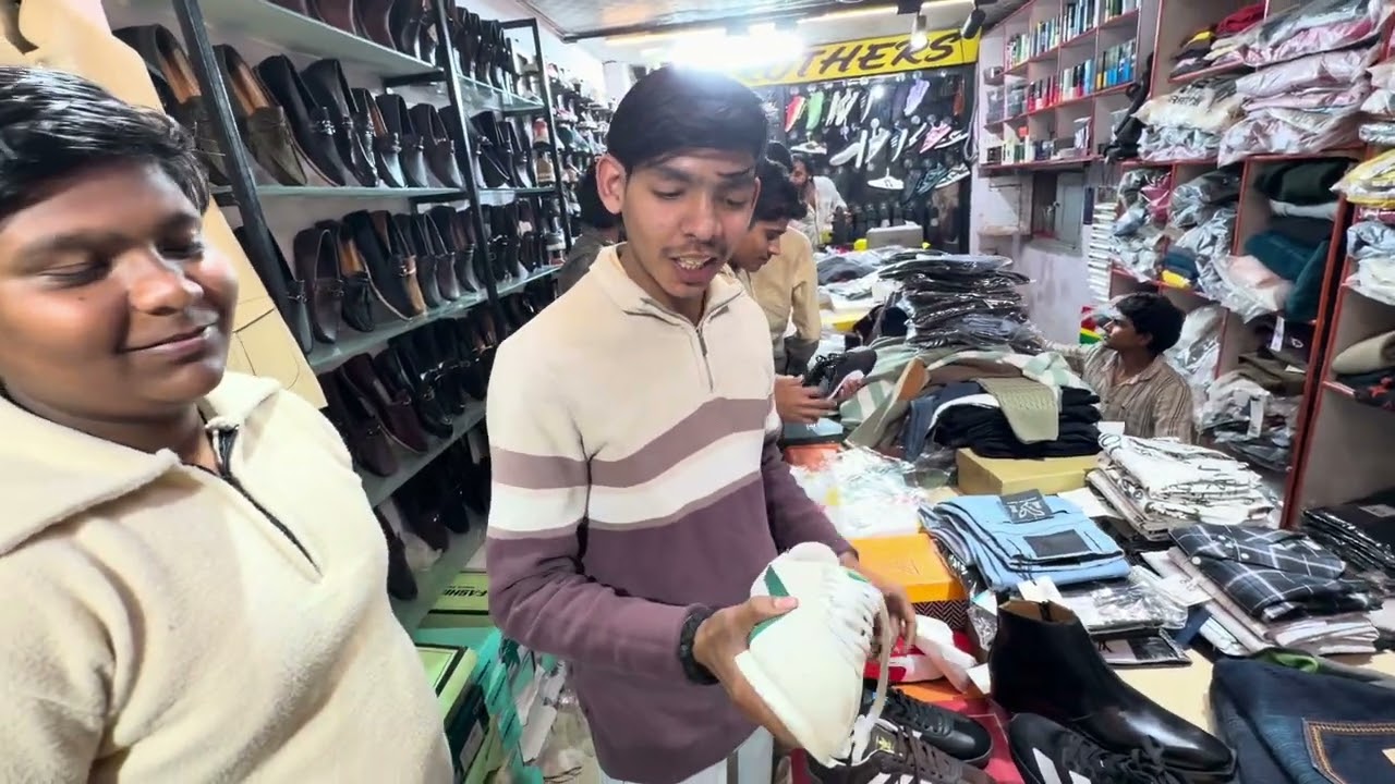 Shop pa full masti 😂