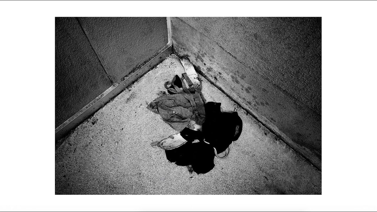 13 Minutes. 21 Photographs.