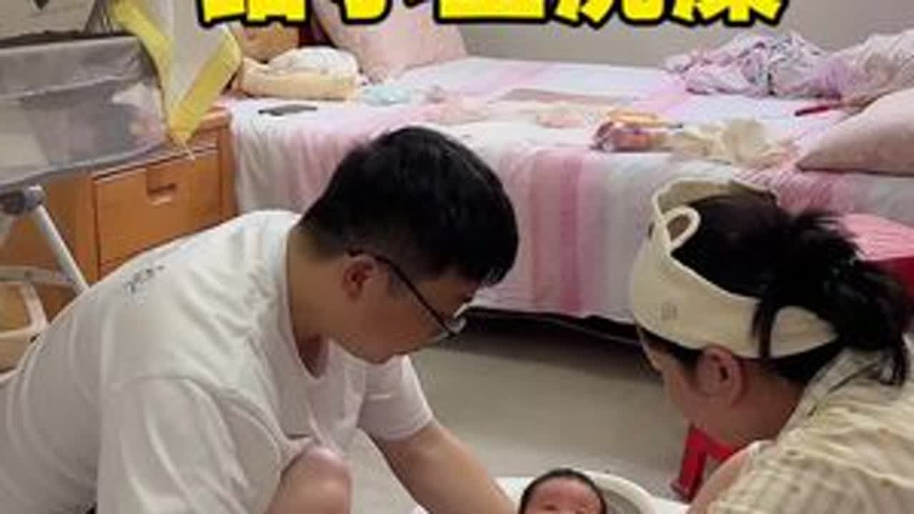 一大早给小宝洗澡，忙的忘记吃早餐了还好老婆买了这个#厚切牛乳吐司 ，松松软软的很好吃#吐司 #vlog日常